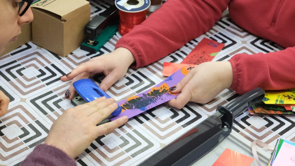 preparazione di segnalibri colorati