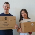 ragazzi impegnati nella consegna dei prodotti di natale