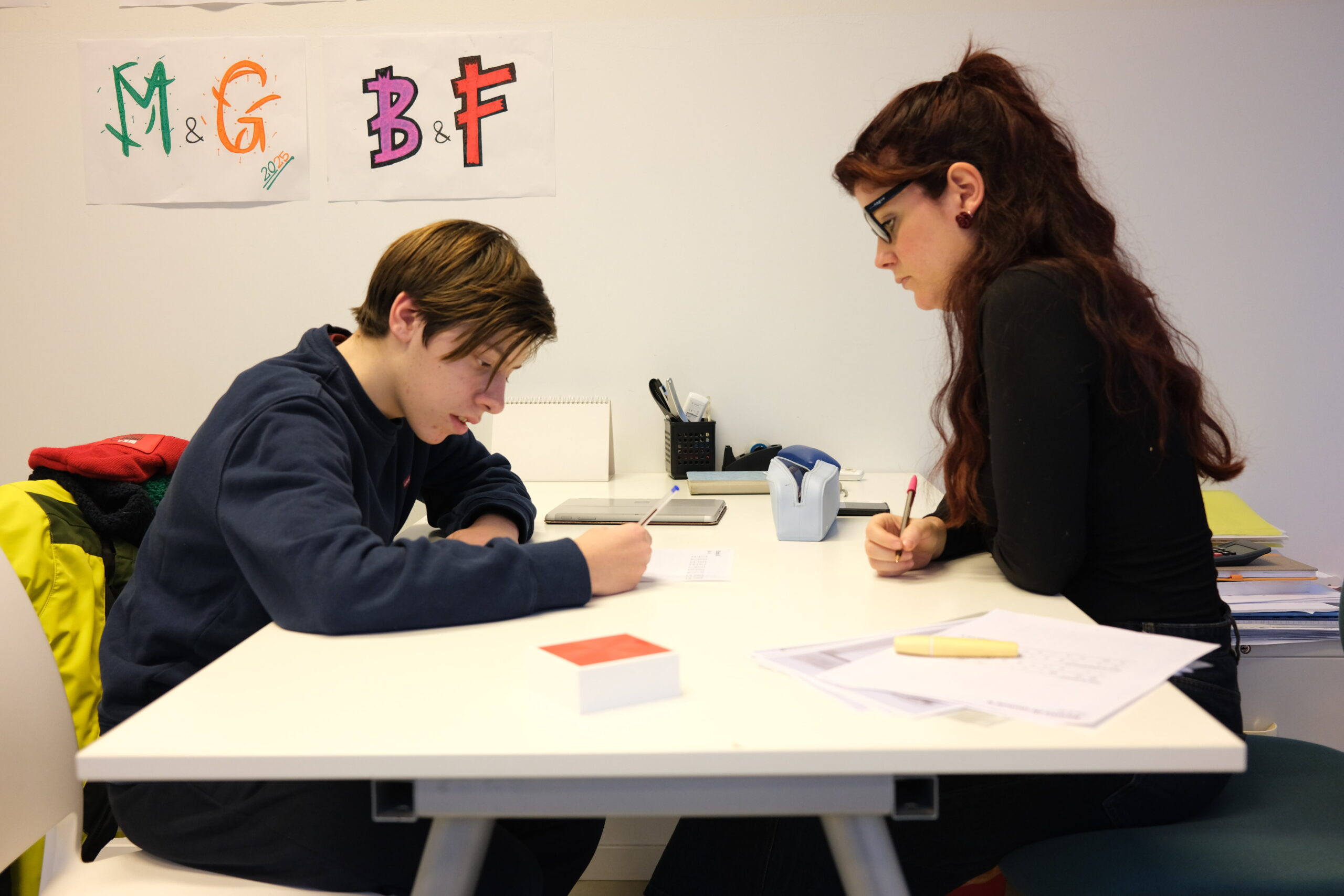 Tutor che aiuta un ragazzo nello studio