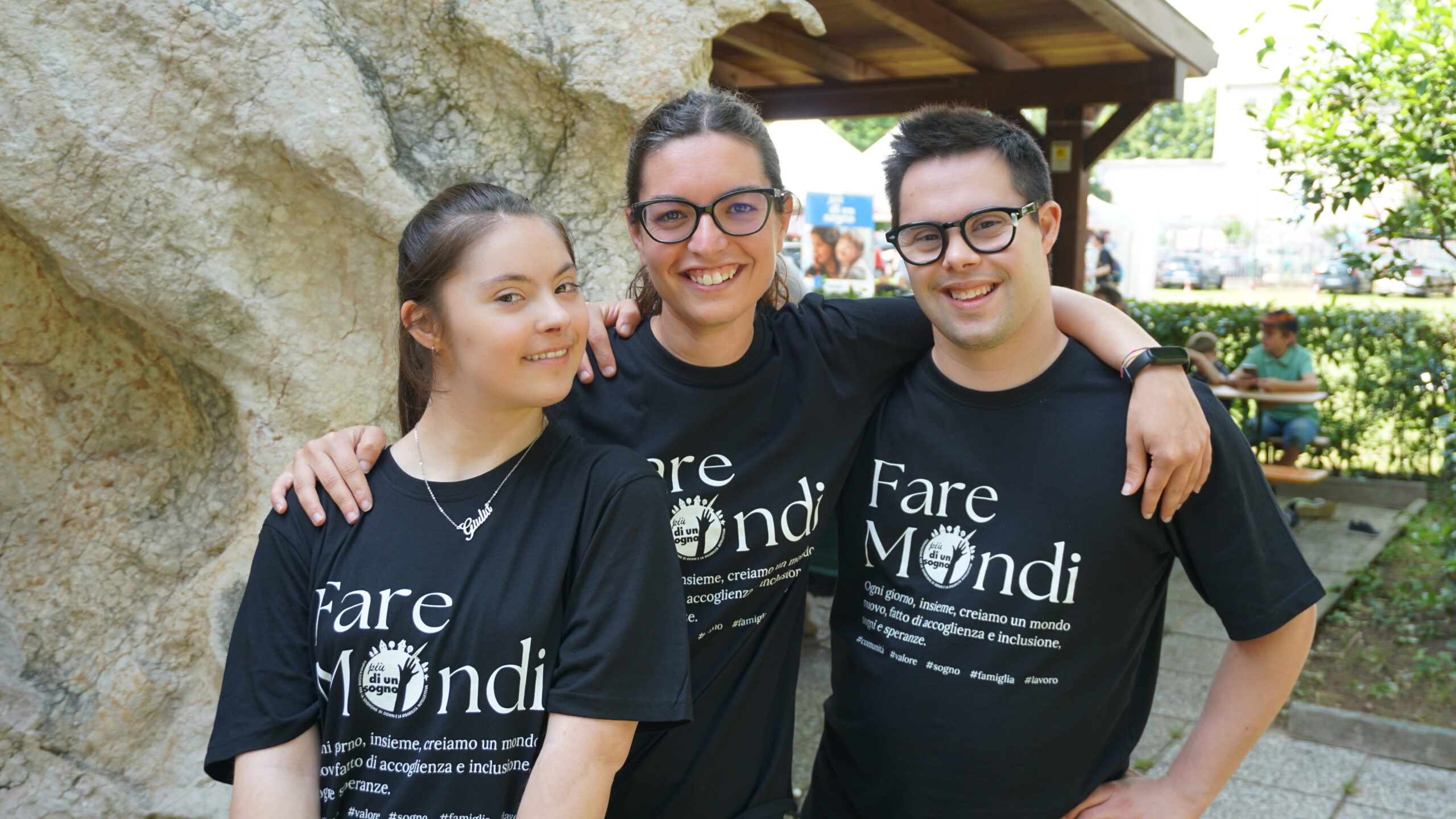 Ragazzi che indossano una maglietta di un attività della Fondazione