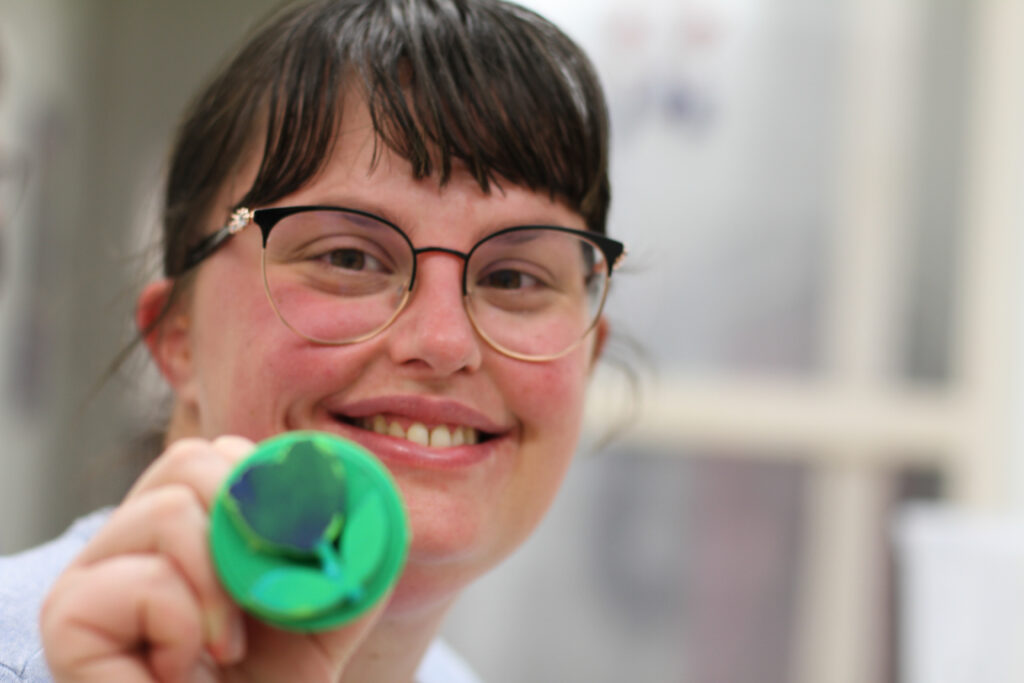 Ragazza mostra un prodotto di produzione solidale