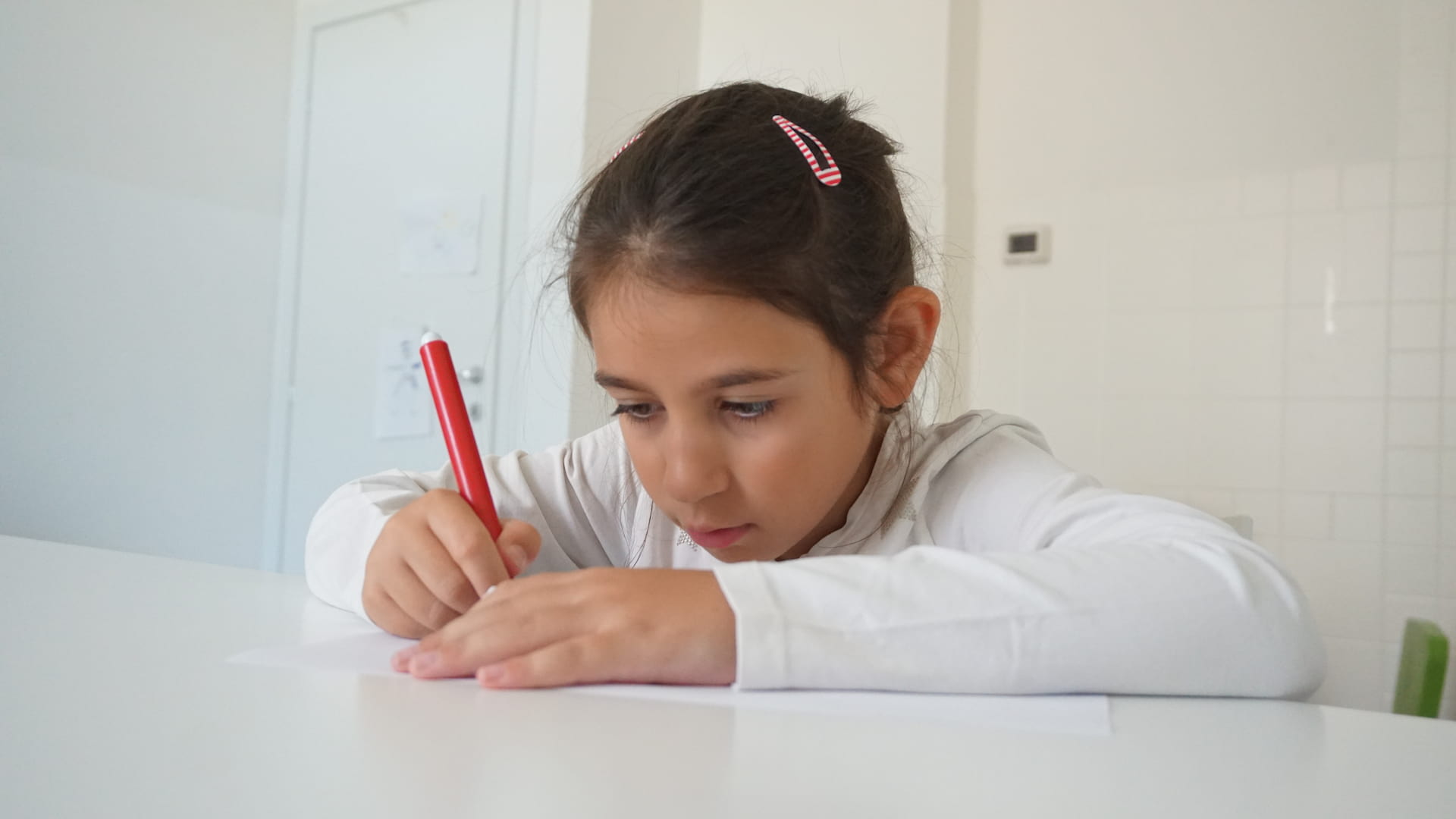 Bambina disegna usando un pennarello