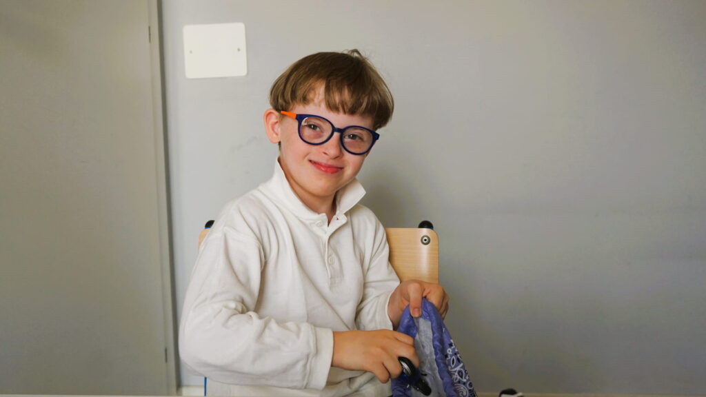 Bambino sorridente con occhiali