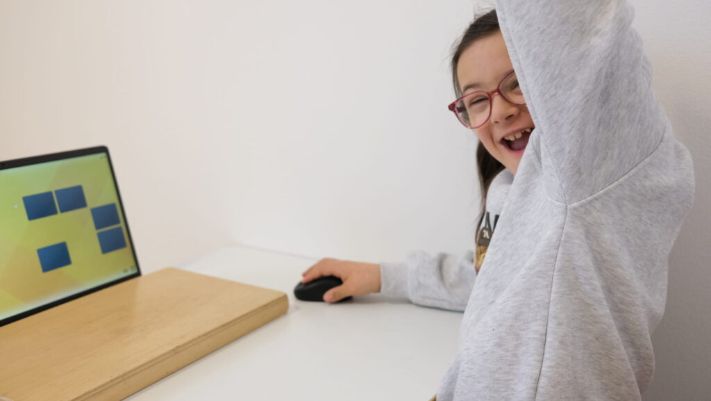 Bambina studia usando un computer