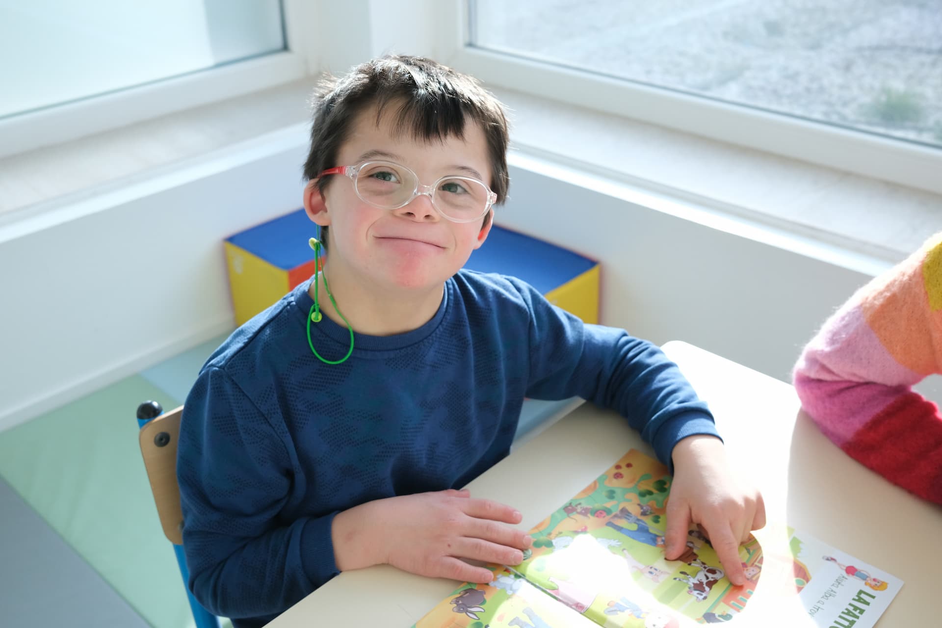 Bambino che studia da un libro colorato