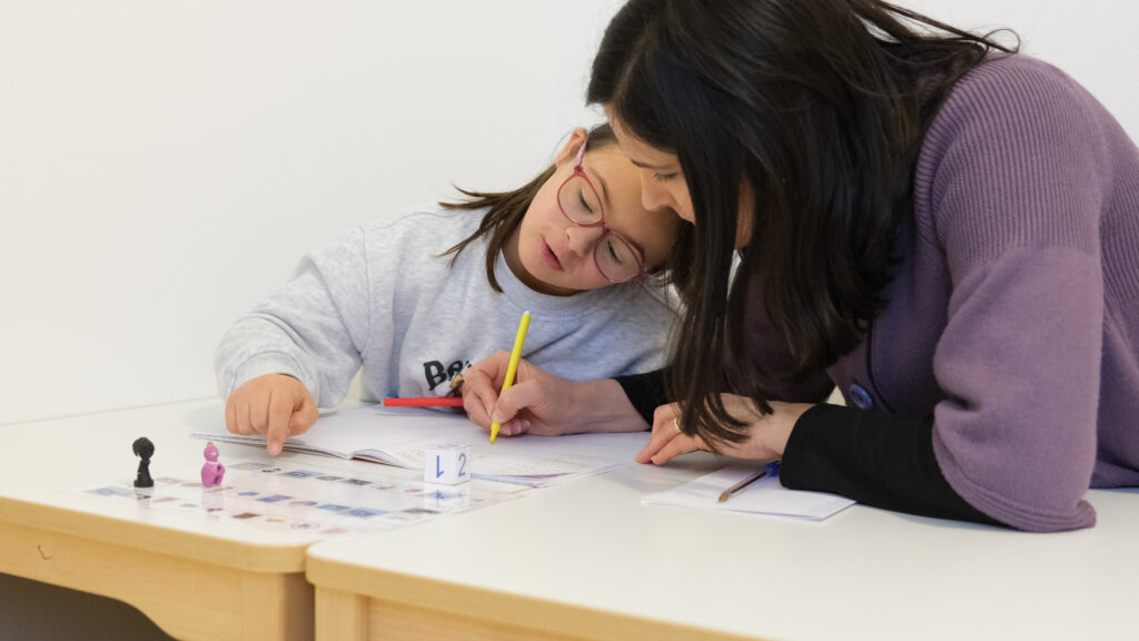 Tutor che aiuta una bambina nello studio