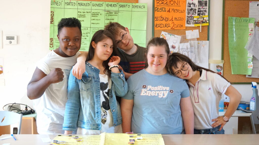 Bambini in gruppo che studiano