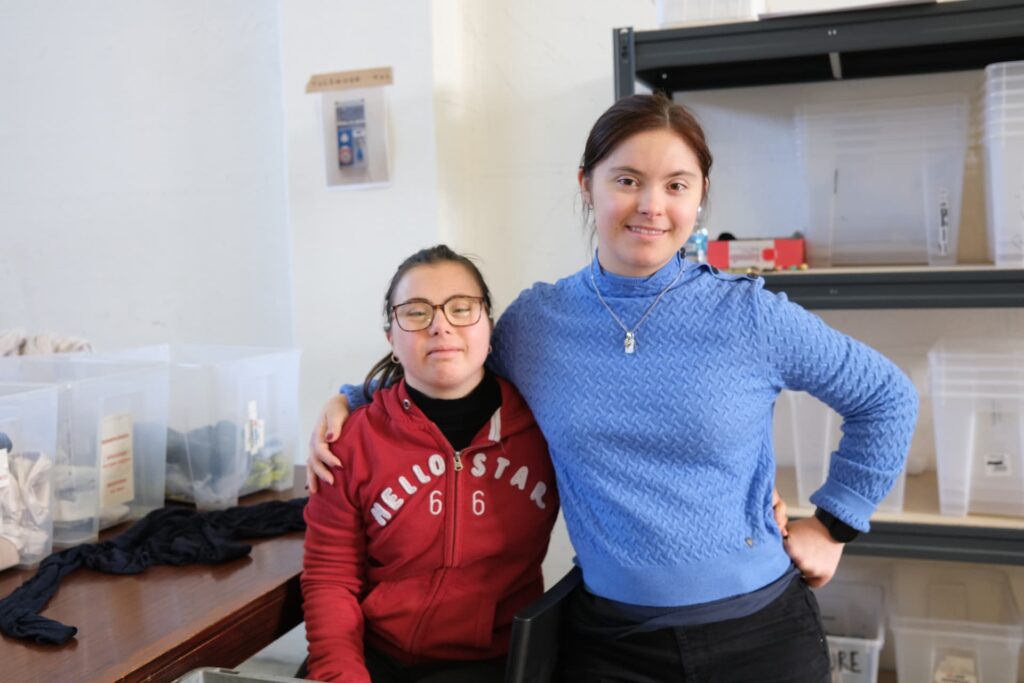 Due ragazze che svolgono attività di volontariato