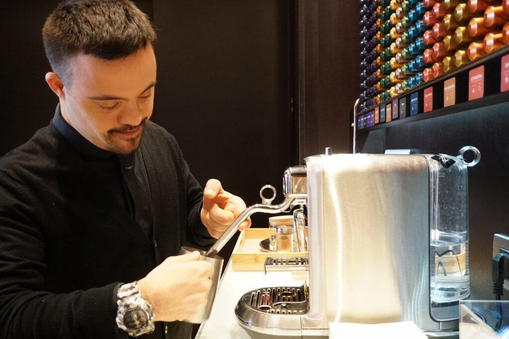 Ragazzo prepara un cappuccino