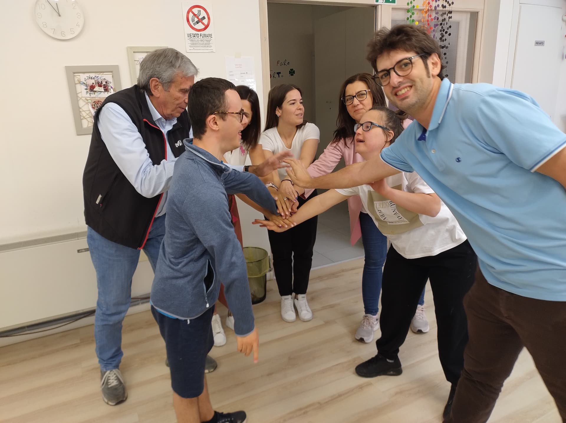 Membri di un team della fondazione formano un cerchio