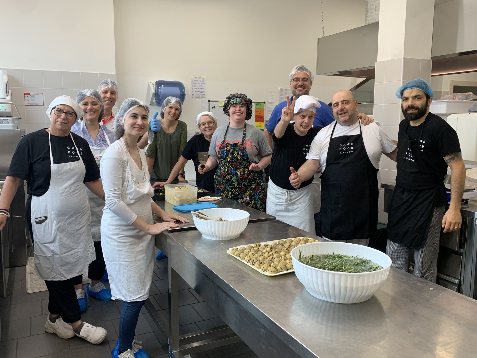 Gruppo di persone in cucina prepara dei biscotti