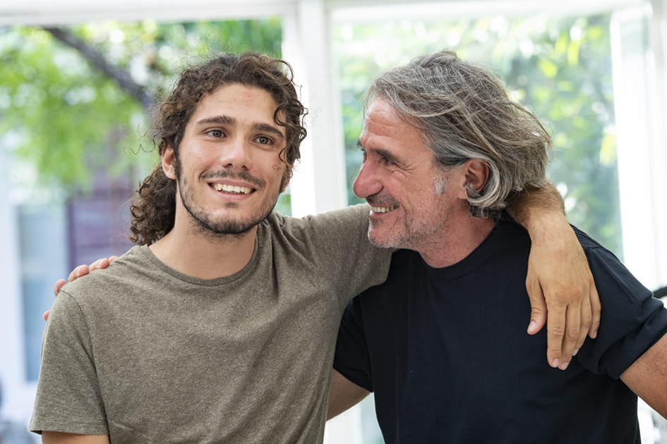 Due ragazzi si abbracciano