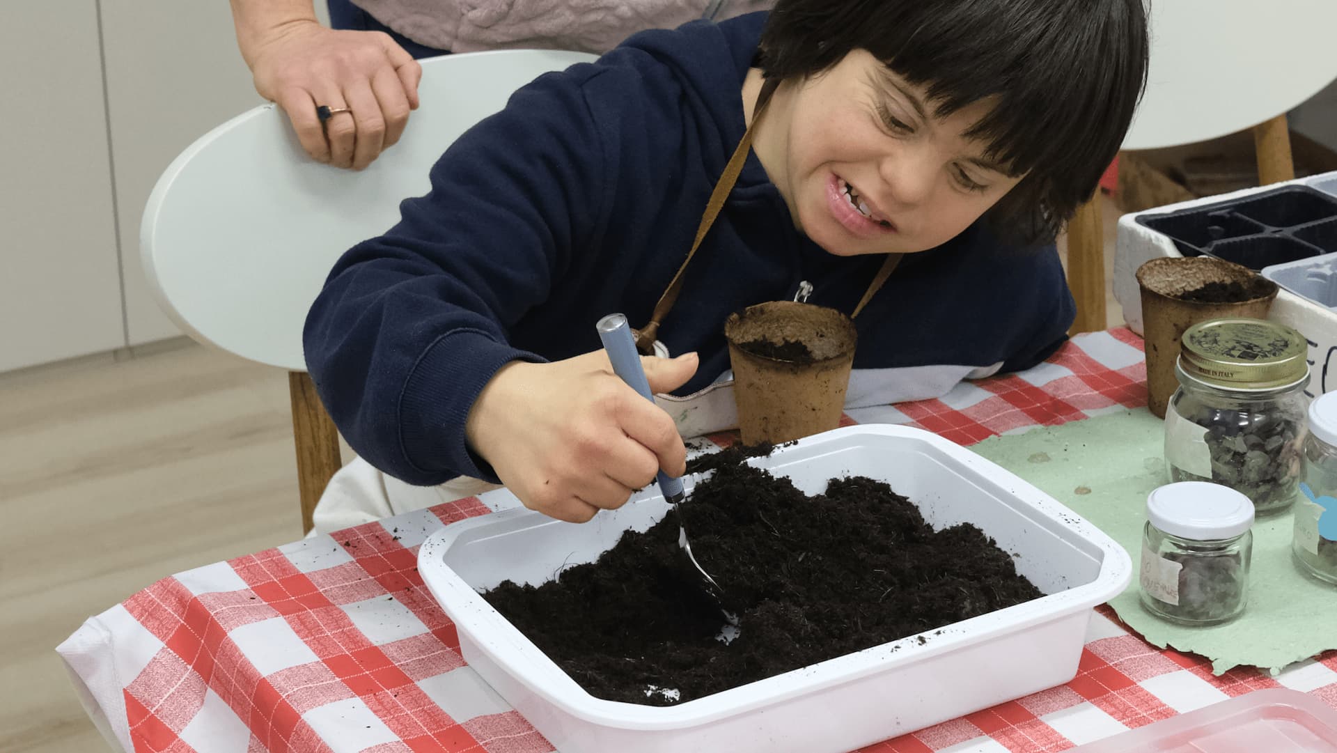 bambina che svolge una delle attività del T-lab