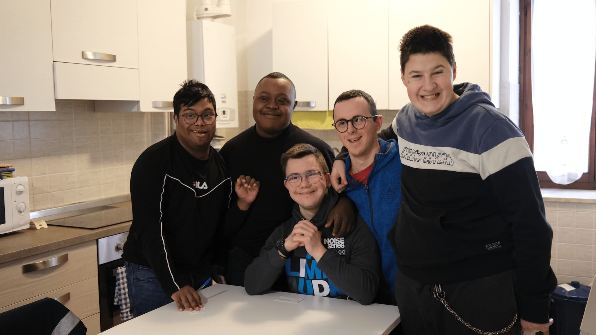 Gruppo di ragazzi all'interno di una struttura della fondazione