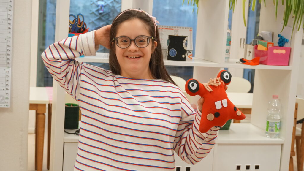 Bambina gioca con un peluche