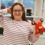 Bambina gioca con un peluche