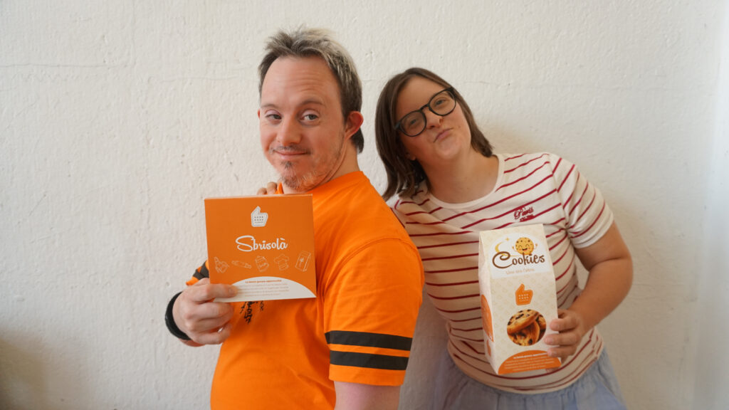 due ragazzi presentano i prodotti good food