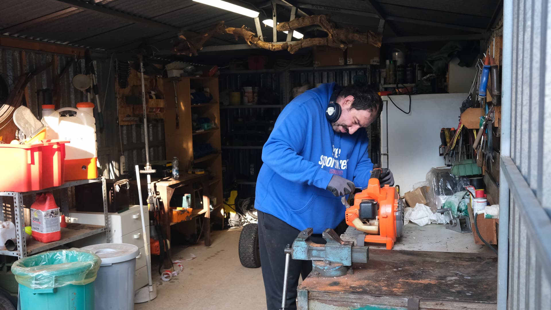 Una persona svolge un lavoro di falegnameria