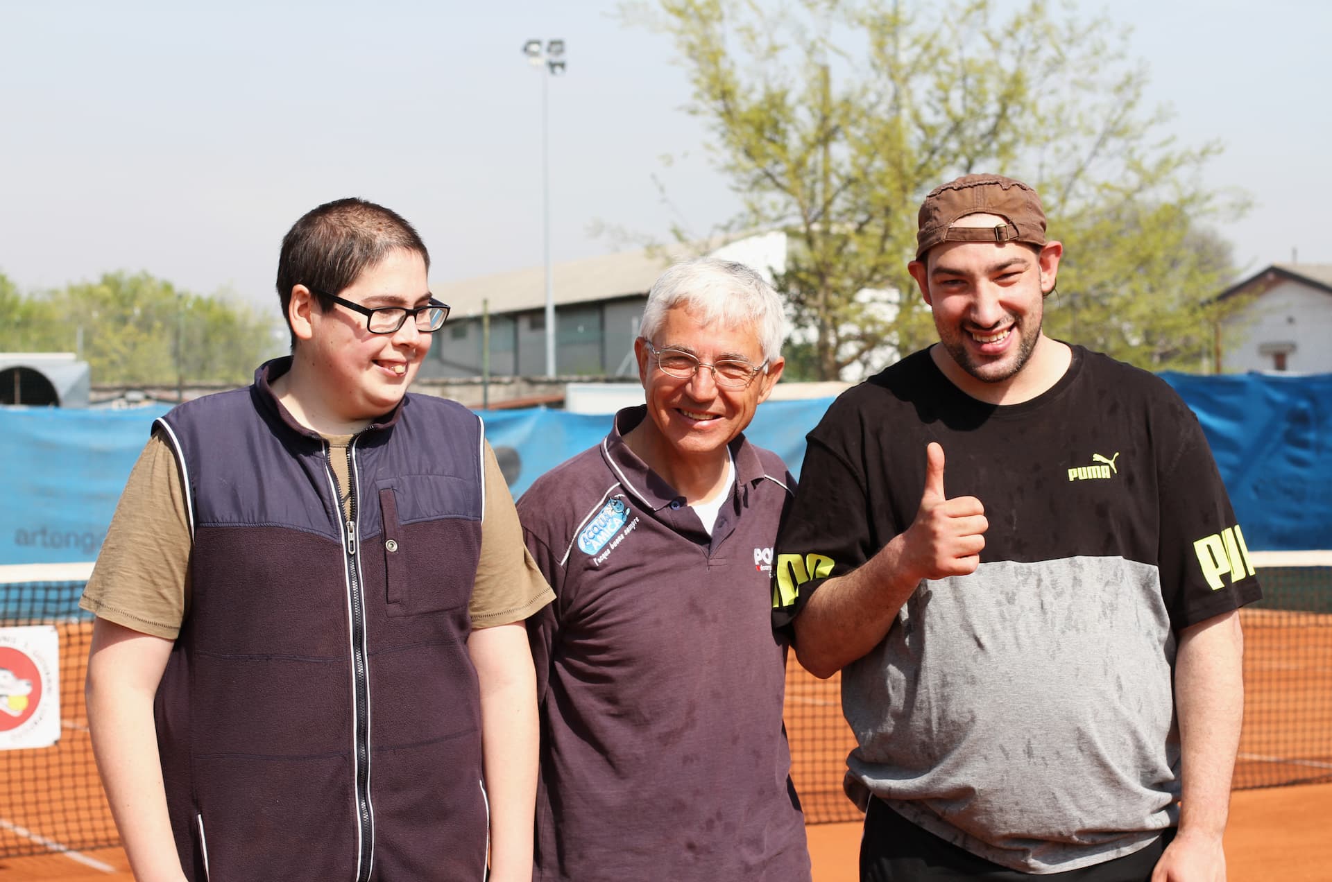 Ragazzi della fondazione su un campo da tennis