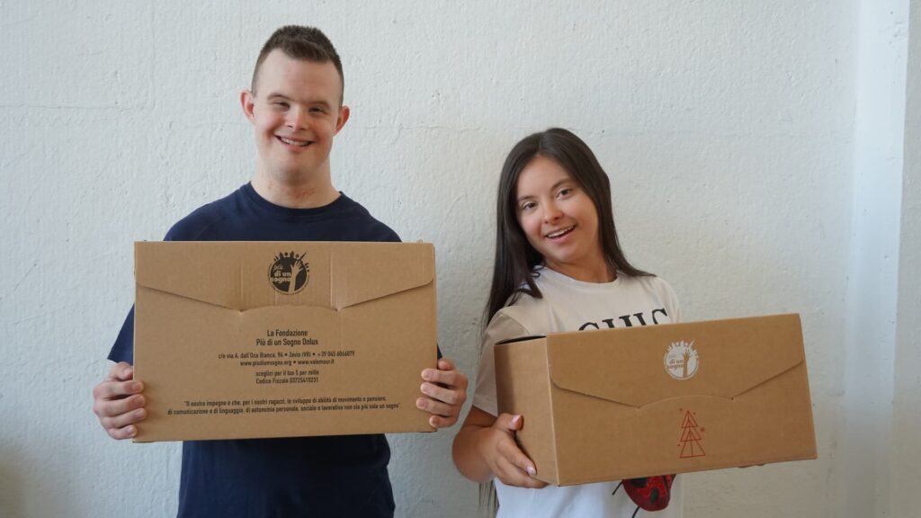 ragazzi impegnati nella consegna dei prodotti di natale