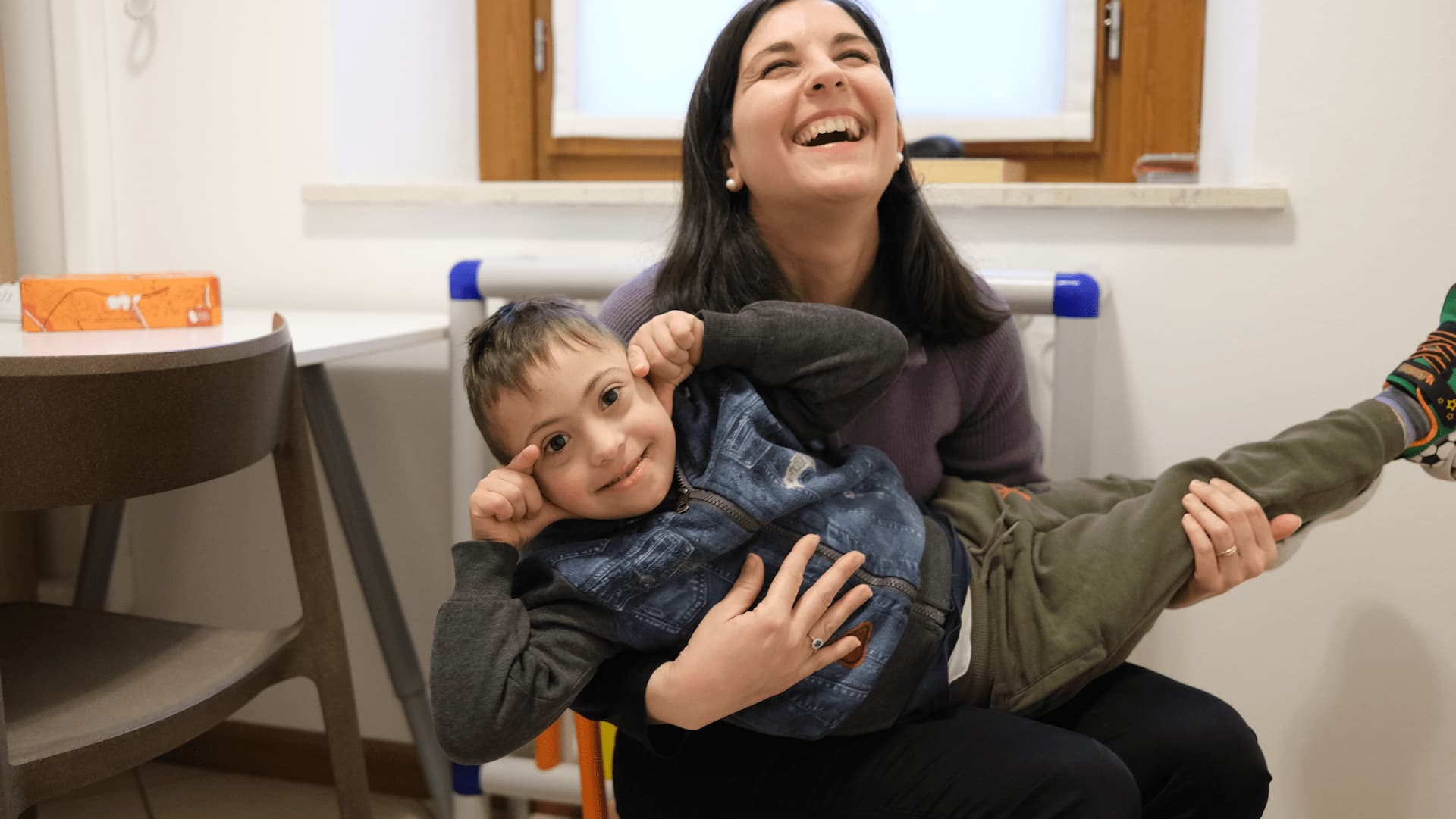 Tutor tiene in braccio un bambino