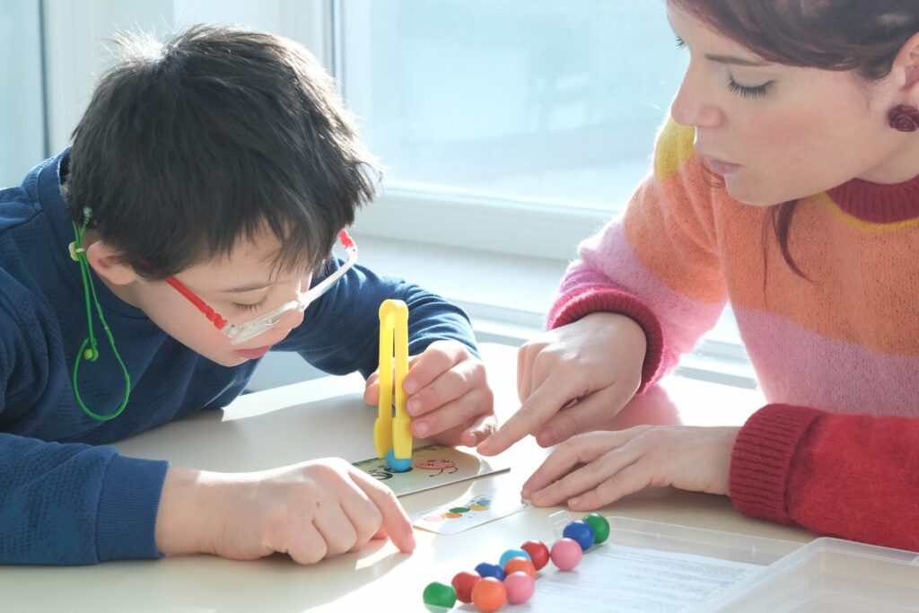 tutor aiutare un bambino a studiare