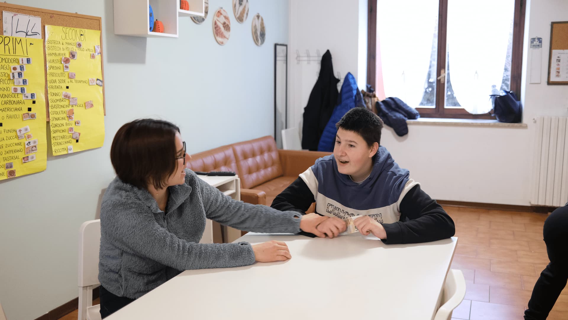 tutor che ha un conversazione con un ragazzo