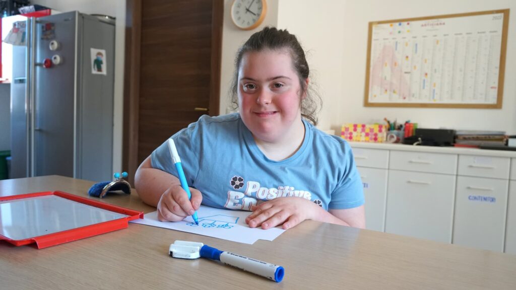 Bambina disegna con dei colori