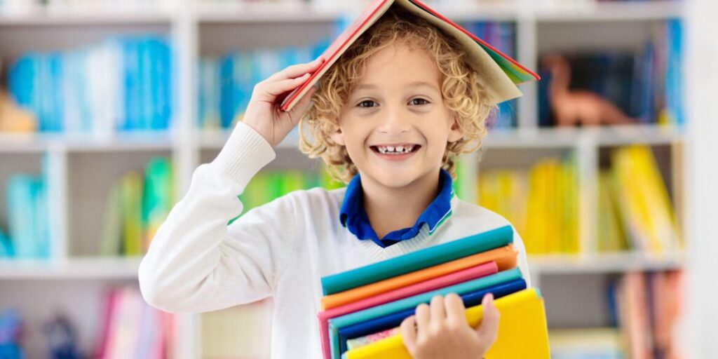 Bambino tiene in mano dei libri