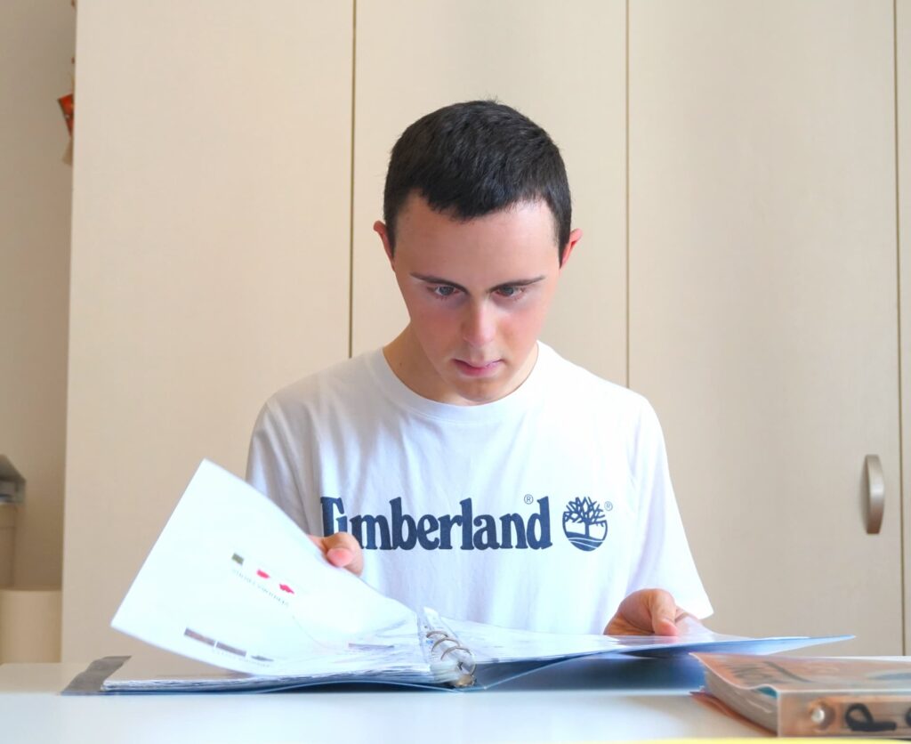 ragazzo studia da un quaderno