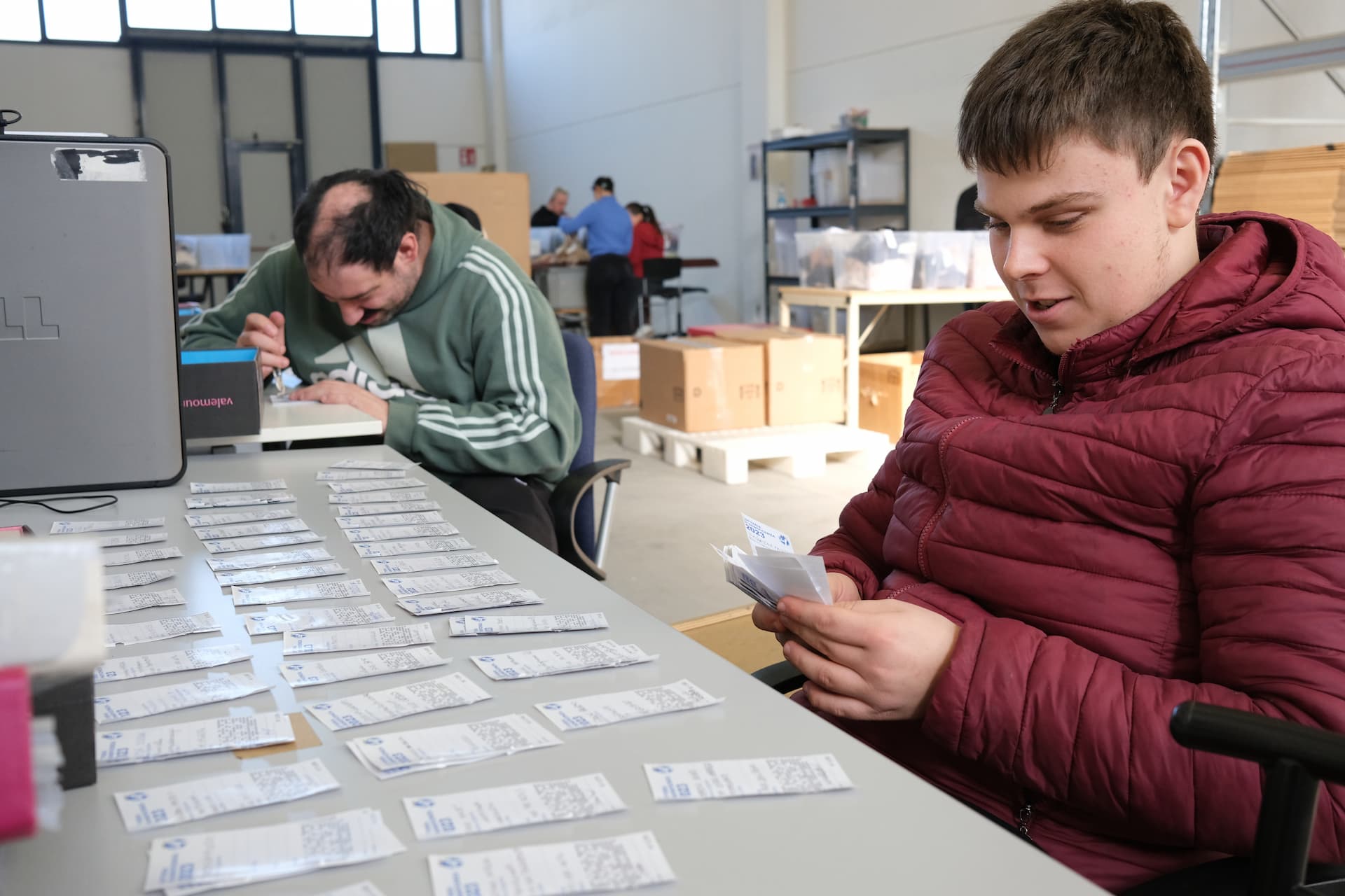 ragazzi svolgono attività di volontariato