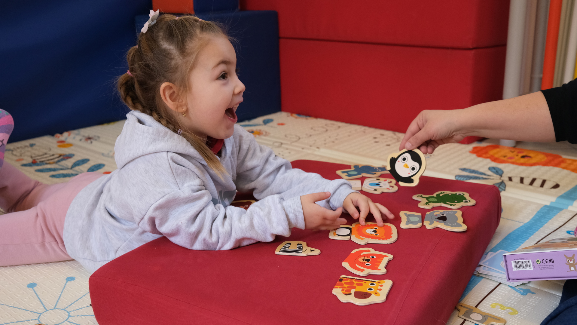 bambina gioca con carte a forma di animale