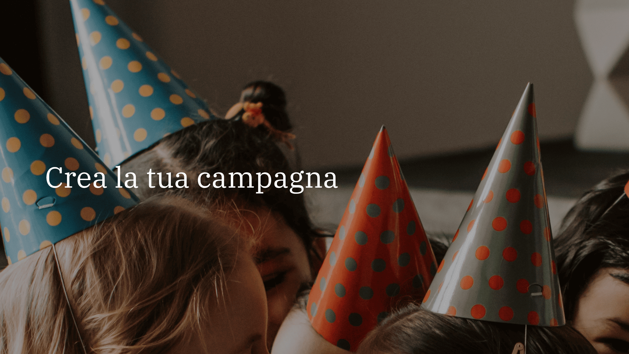 Bambini con in testa un cappellino da festa