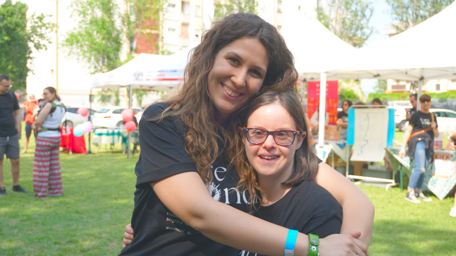 Due persone sorridenti che si abbracciano